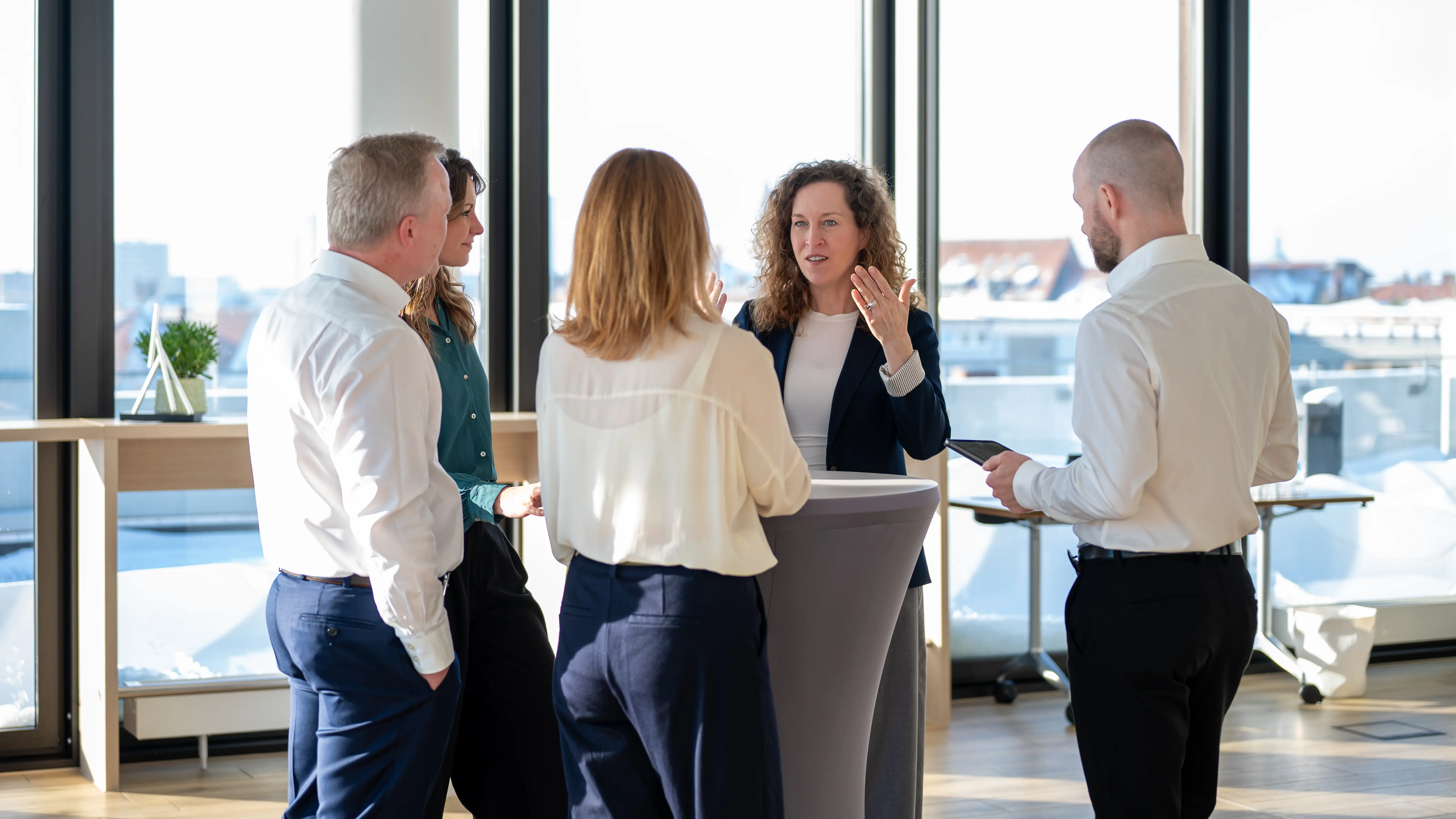 Britta Fahl im Austausch mit Kolleginnen und Kollegen